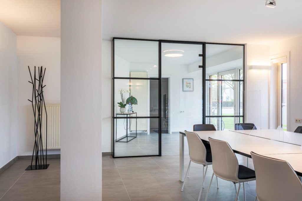 bocal-vastgoed-de-maeseneire - Glazen binnenwand op kantoor - kantoorindeling met glas