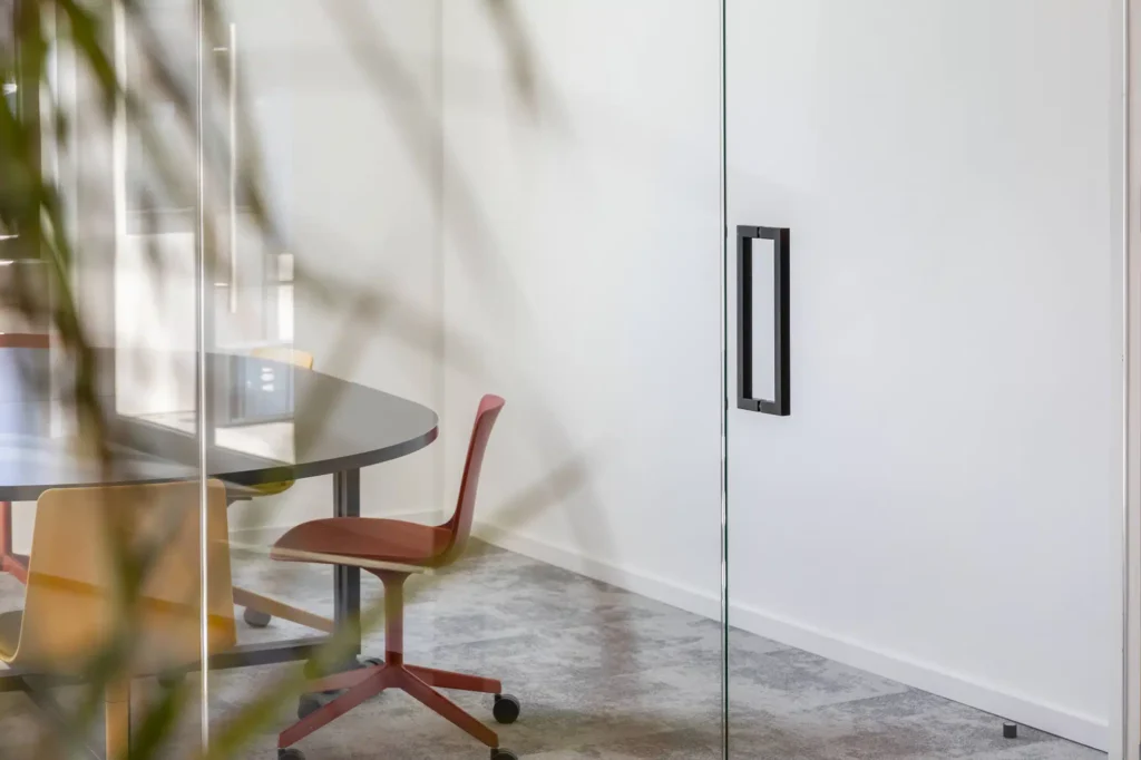 Vision Glazen deur op maat Glazen binnenwand op kantoor - kantoorindeling met glas