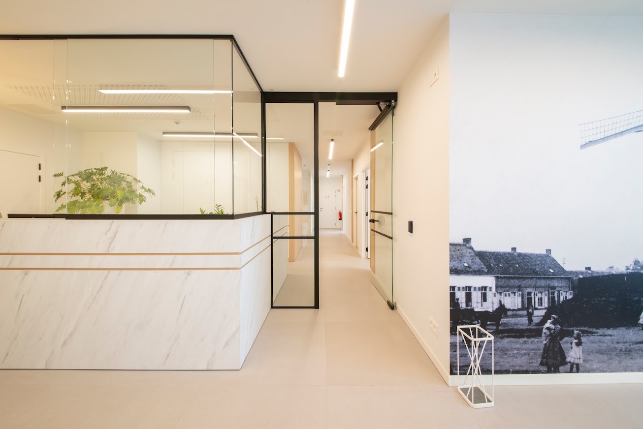 Dokterspraktijk te Zele in opdracht van Architime - Glazen binnenwand op kantoor - kantoorindeling met glas