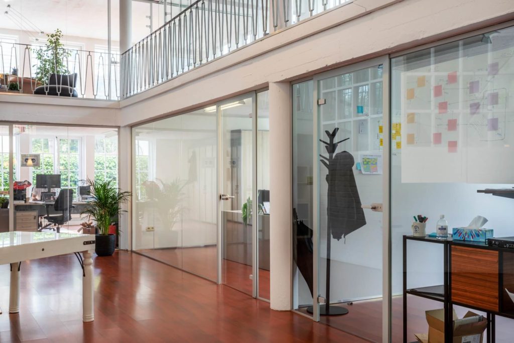 Media Access Brugge gerealiseerd door bocal - Glazen binnenwand op kantoor - kantoorindeling met glas