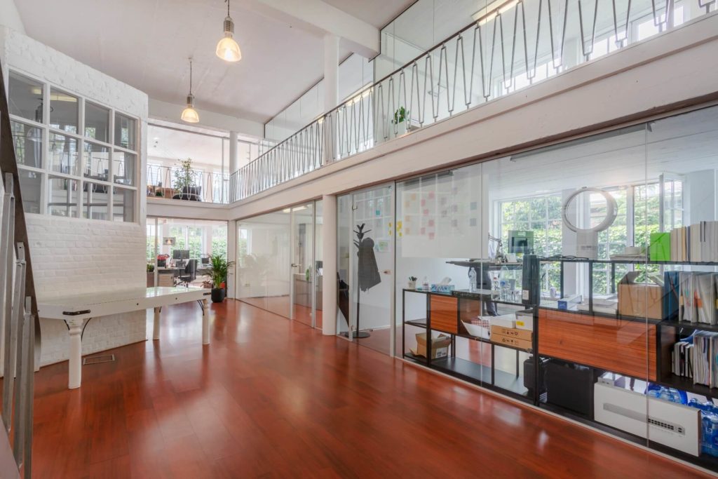 Media Access Brugge gerealiseerd door bocal - Glazen binnenwand op kantoor - kantoorindeling met glas gelaagd glas voor glaswand op kantoor