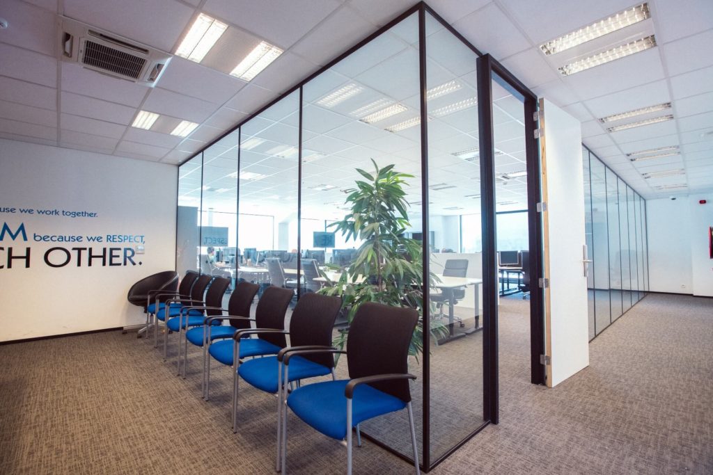 Realisatie door bocal in de kantoren van ATX te Wetteren Glazen binnenwand op kantoor - kantoorindeling met glas
