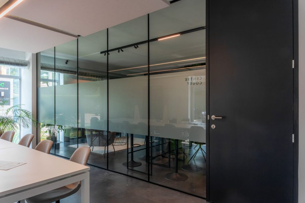 Conversal nieuwe kantoren ingericht door bocal - Glazen binnenwand op kantoor - kantoorindeling met glas