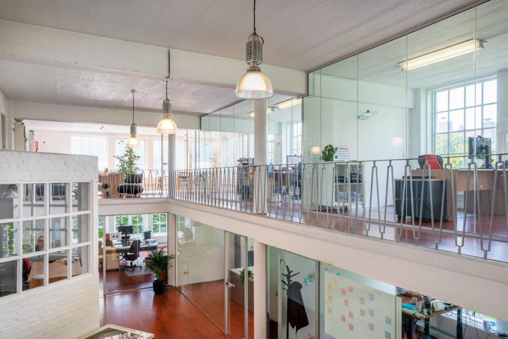 Media Access Brugge gerealiseerd door bocal - Glazen binnenwanden op kantoor - kantoorindeling met glas