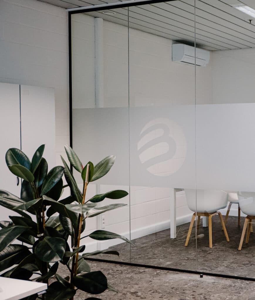 Bedrijfslogo met zandstraalfolie in Glazen binnenwand op kantoor - kantoorindeling met glas