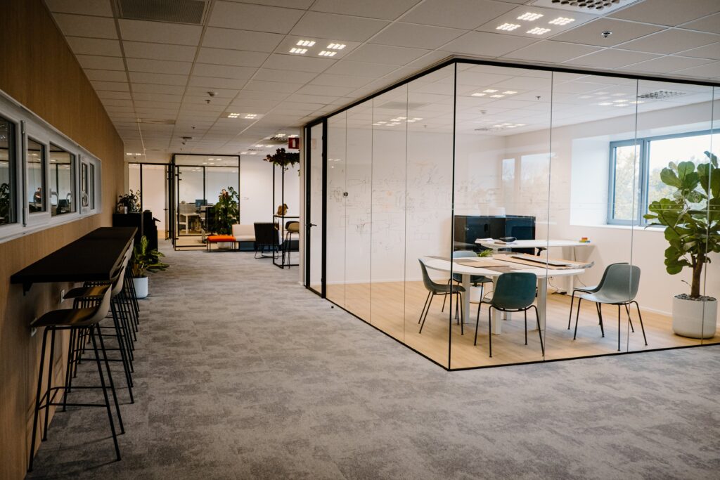 Unilin Oostrozebeke - Glazen binnenwand op kantoor - kantoorindeling met glas - glazen kantoorwanden en deuren
