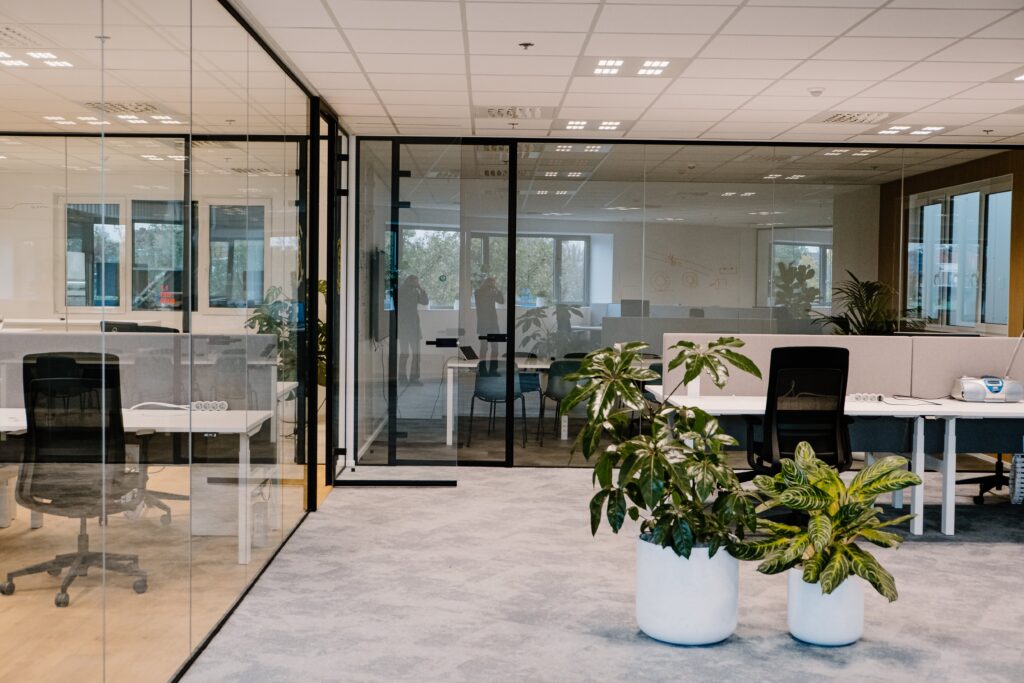 Unilin Oostrozebeke - Glazen binnenwand op kantoor - kantoorindeling met glas