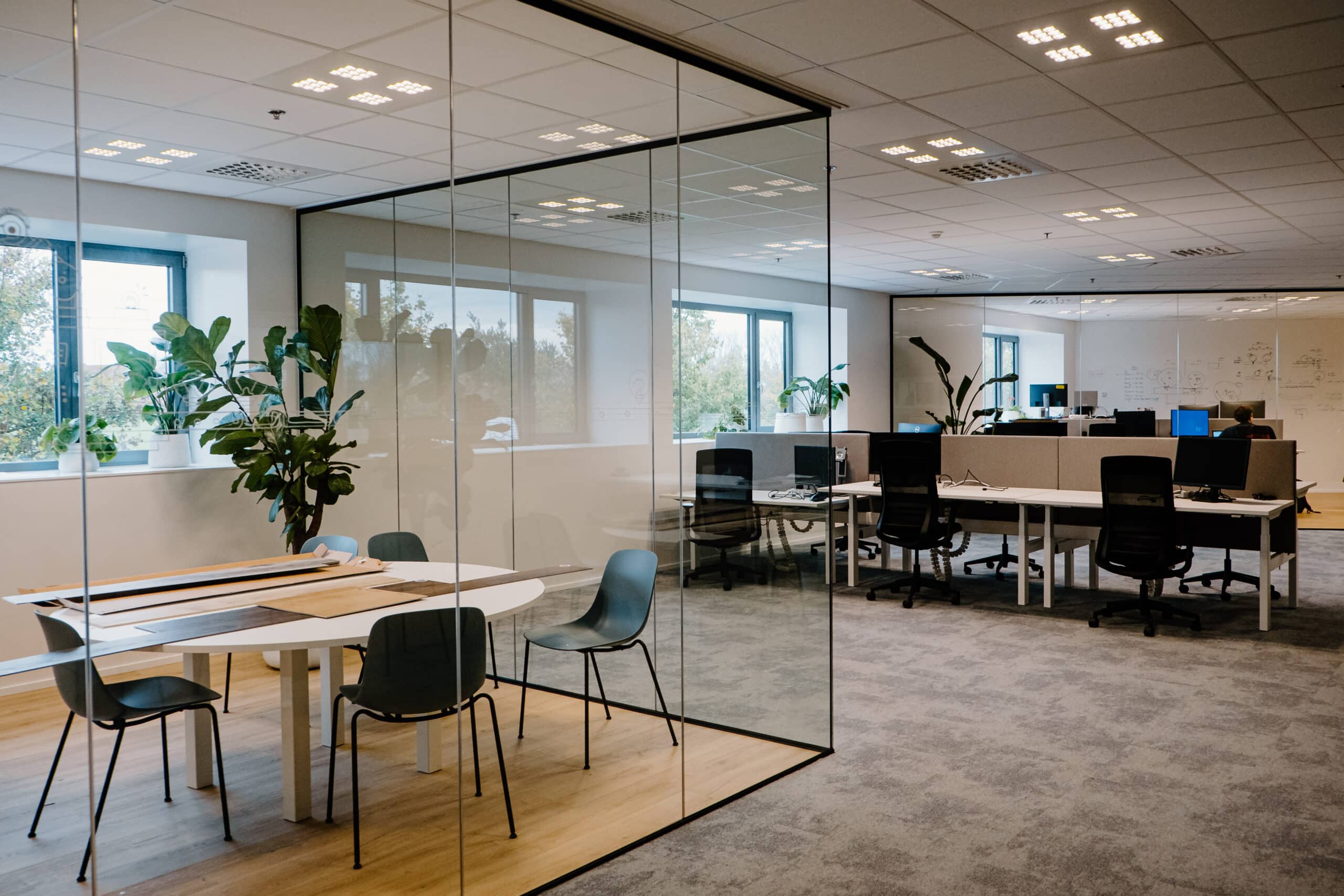 Glazen binnenwand op kantoor in een landschapsruimte - glazen kantoorwanden en deuren