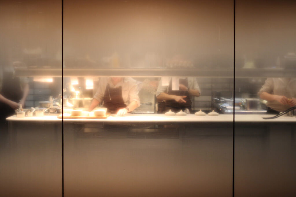 glazen wand open keuken in restaurant horeca